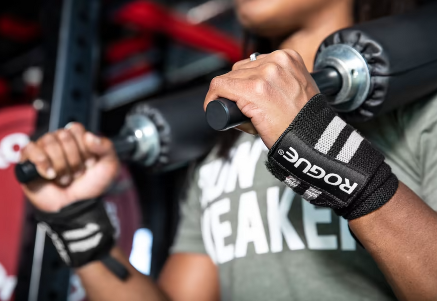 Кистьові бинти Rogue Fitness Wrist Wraps Black/White (45 см, середня+ жорсткість) rogue_bw45 фото